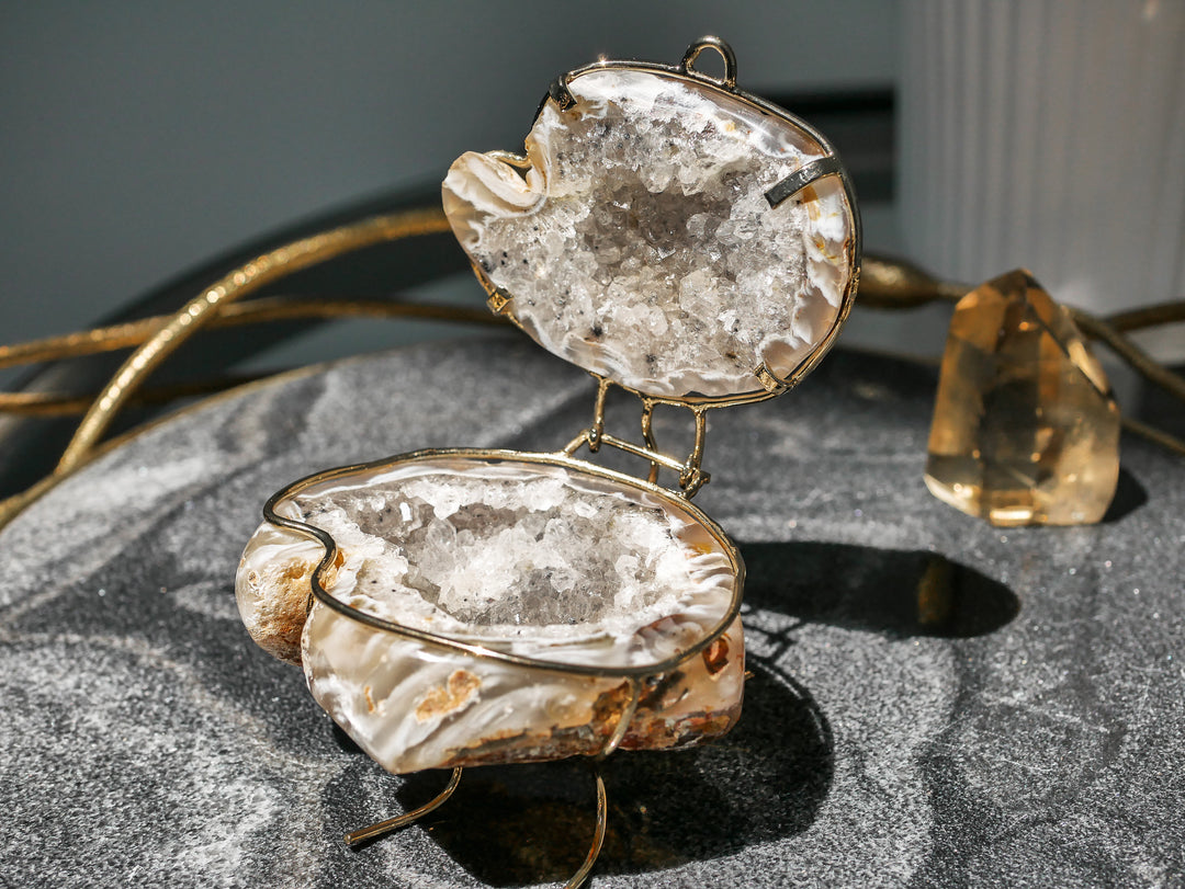 Side view of agate geode ring holder showing layered banding and sparkle